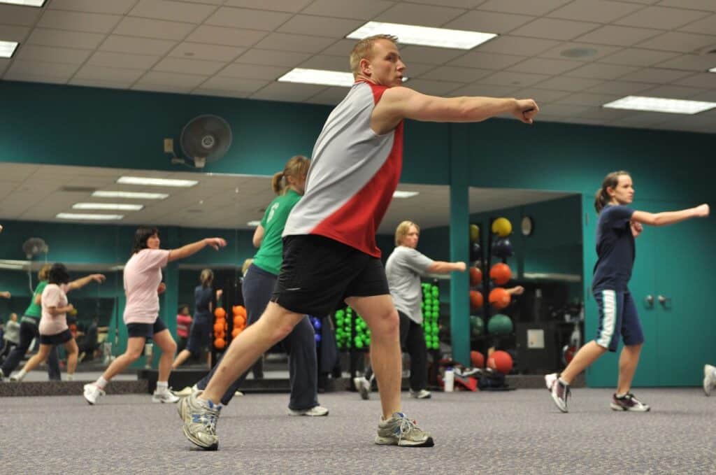 A fitness class led by a fitness teacher in a fitness room fitness, sport-1180062.jpg